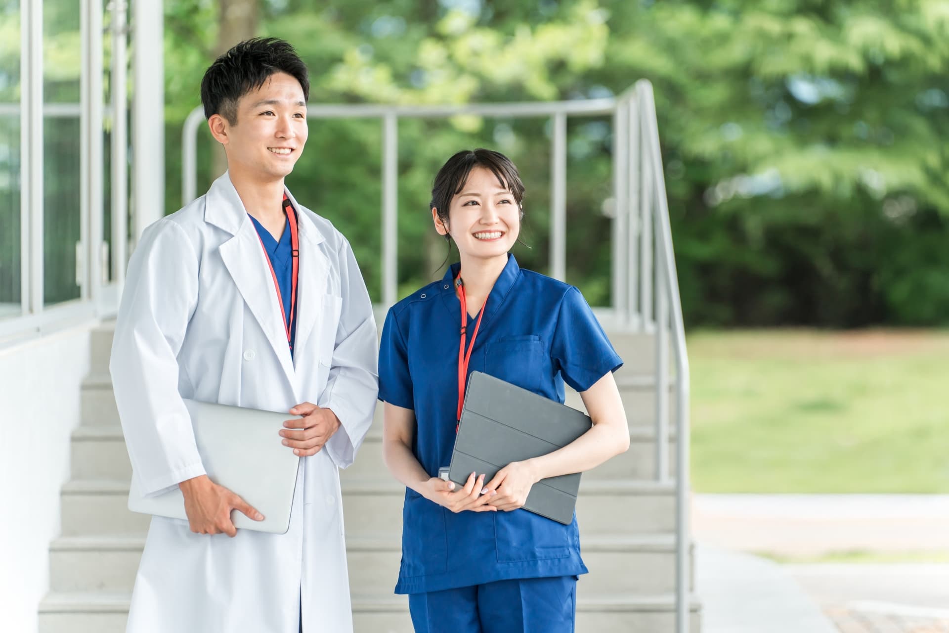 医師と看護師が前を向いて立つ姿