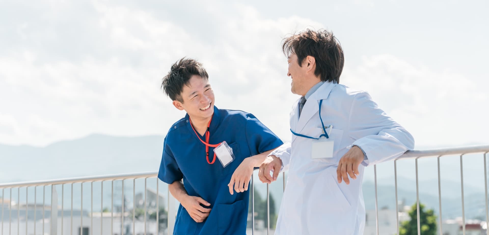 病院の屋上で語り合う医師たち